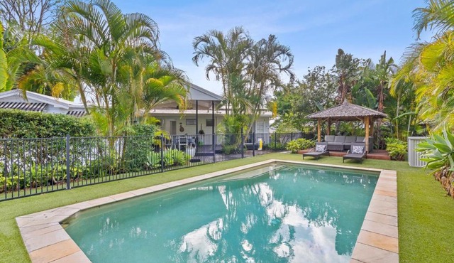 Tropical Oasis: Heated Spa, Pool & Huge Decks