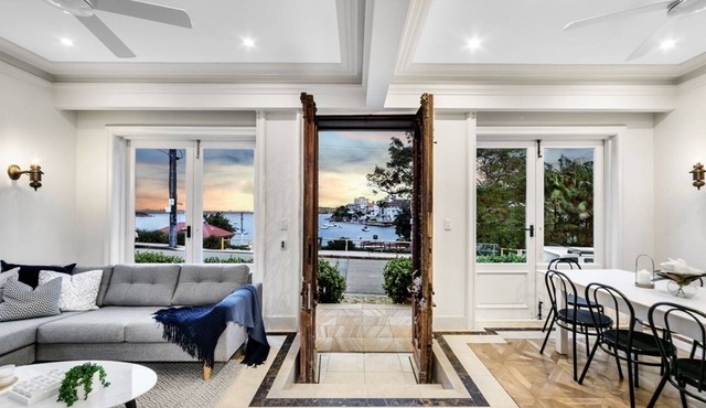 Tuscan Villa Little Manly, Beach front Apartment