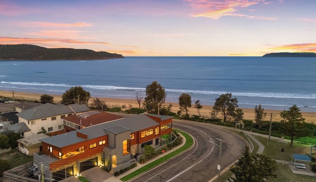 Umina Beach-Front Luxury - Air-Con - Alfresco Dining + BBQ - Wi-Fi