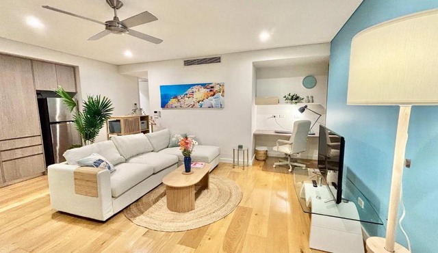 Upscale 1BR next Bondi Westfield & Trains with secure parking