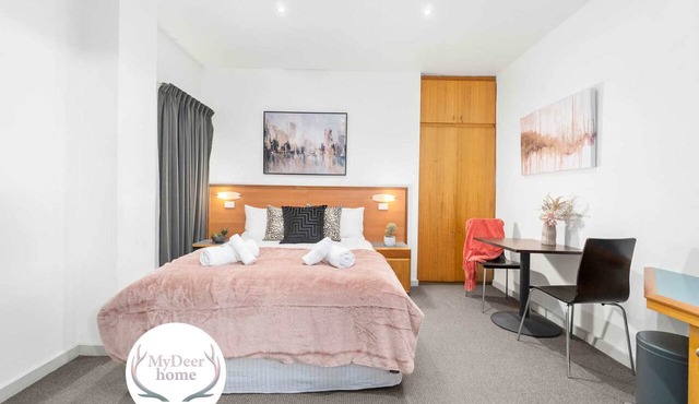 Urban Oasis Chic CBD Suite with WiFi - Walkable