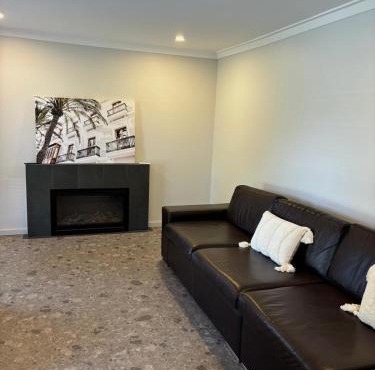 Versatile summer beach house or cosy winter retreat!