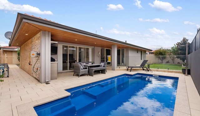 Vic Park Central - Modern Luxury Retreat