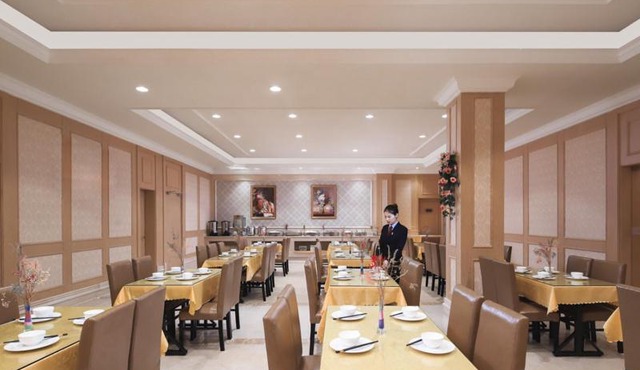 Vienna Hotel (Shanghai jinshanwei Railway Station City Beach Shop)