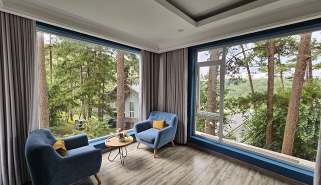 Villa with lakeview and surrounded pine trees - 15 minutes to downtown Dalat!