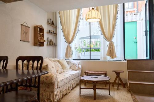 Vintage Shanghai Lane House Loft with French Country Vibe near Wukang Building and Julu Road