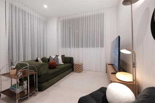 'Vinyl' 1-BR Apt in the heart of Burwood with study n free parking