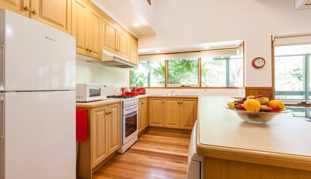 Walk to Town, Private, Self-Contained, Wi-Fi, Netflix, Large Garden, Tranquil
