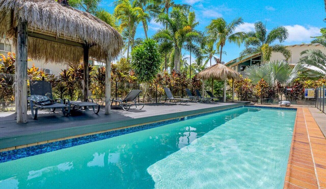 Wallaby Outlook- Tranquil Trinity Beach Retreat | Pool, Balcony & Nature Views