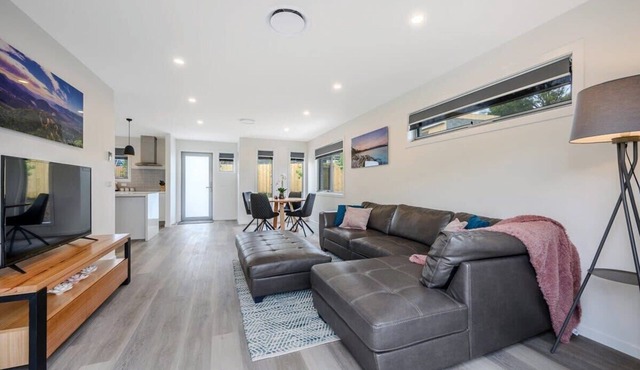 "Waratah Villa" No.6 | CBD & Airport 10min
