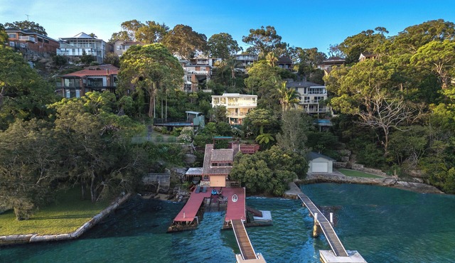 Waterfront Retreat w/2 Jetty – Spacious & Close to Everything