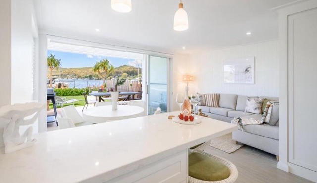 Watersea By The Bay Unit 2, waterfront, walk to shop&restaurants