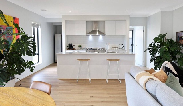 Waves + Moore; Sleeping 8, 3 bedroom, 2 bathroom, Aircon, Geelong, Beaches, Golf