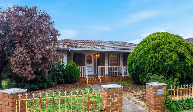 Well-Located St Albans Stay with Fully Equipped Kitchen