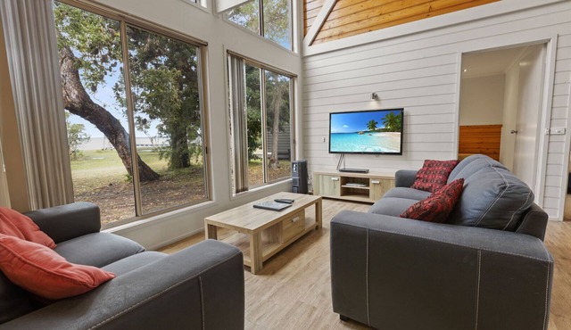 Westwind - Waterfront Retreat: Secluded lodges perfect for nature lovers