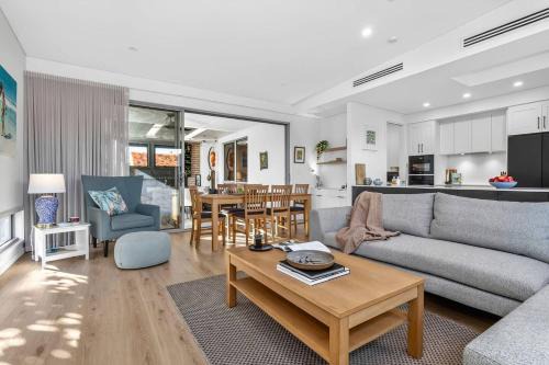 Witton Breeze - Modern Seaside Stay by Jetty & Cafés