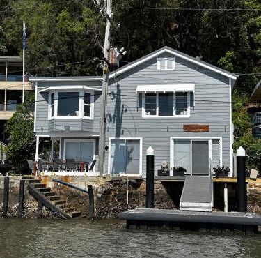 Wobby Waters your Little Wobby Waterfront sleeping 8 on the Hawkesbury River