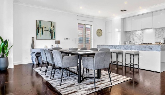 Wow! Luxury, City Fringe, 3BR, Garage, 2 mins Oval