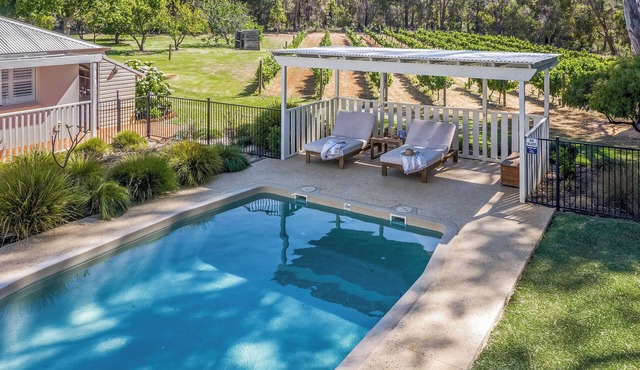 Yallingup Homestead - Lakeside Rural Retreat