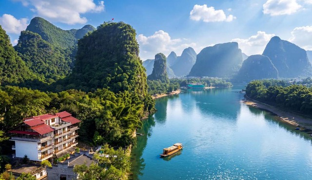 Yangshuo River Lodge Hotel-English speaking team&Swimming pool&Activties organized&Free pick up from Airport or TS over 3 nights