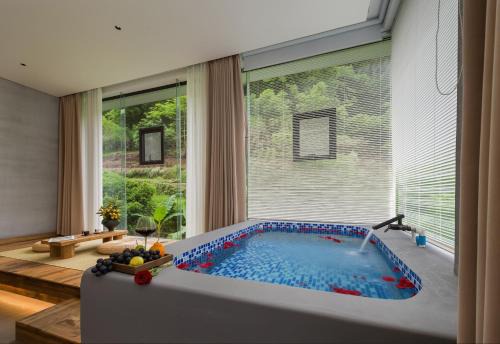 Yuechuang Banshandu Homestay (Hongqiao Tuojiang Store, Fenghuang Ancient Town)