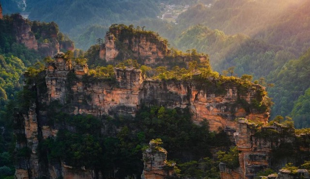 Yuezhu-Peak Cloud-Free pick-up service of 2 nights ,5-minute walk to The Zhangjiajie Forest Park,Free Western breakfast & coffee &self-laundry and drying,english service