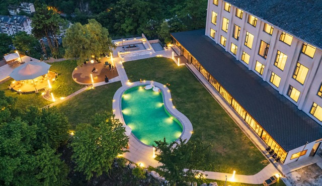 Yunfu Mid Hill Resort Hotel