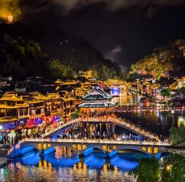 Yunmeng Riverview Hotel-Newly Opened 2026 Free Pick-up Service Rooftop Infinity Pool Kids Playground On-site Café Near Fenghuang Scenic Area