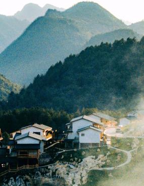 Zhangjiajie Fantasy Valley Resort Customized travel itineraries free shuttle service to the North and West Gates of the National Forest Park, and complimentary traditional ethnic costume try-on