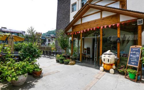 Zhangjiajie Forest Park Youth Hostel