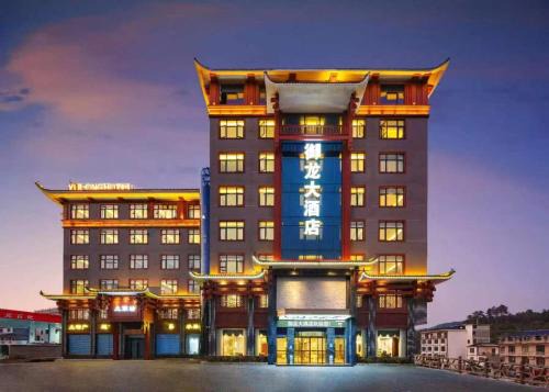 Zhangjiajie Grand Canyon Hotel - Free pick-up from the Grand Canyon Glass Bridge Scenic Area to the hotel - Paid equestrian show - About 25 minutes drive to the Forest Park Scenic Area-Luggage storage