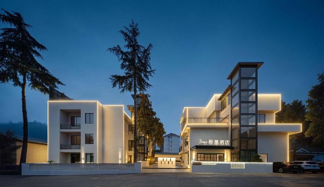 Zhangjiajie J&M Hotel-New Hotel,ExclusiveLocation,Free Drop off Service to East Gate forest park,Free Self-Service Laundry & Drying,Attraction Tickets Serivce in advance