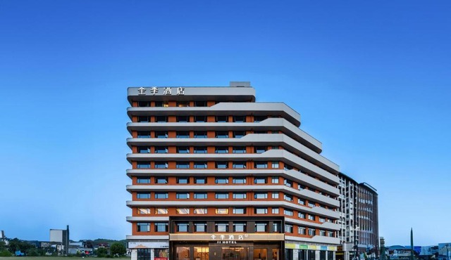 Zhangjiajie JI Hotel- New hotel, Free pick up service, Free shuttle service for Tianmen Mount Cableway, Smart Hotel&Root Service,King Koil mattress, Free self-service laundry,Toursim Service&English Customer Service