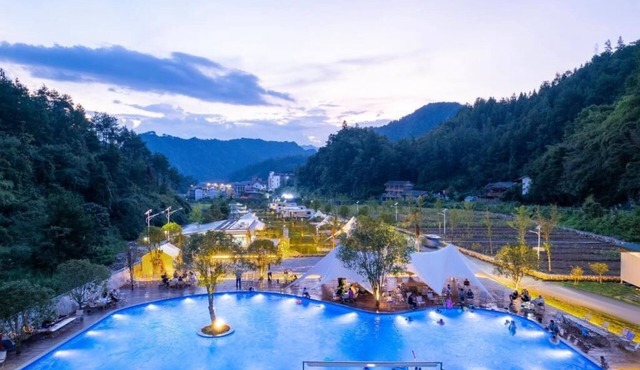 ZhangJiaJie Peak & Creek Resort