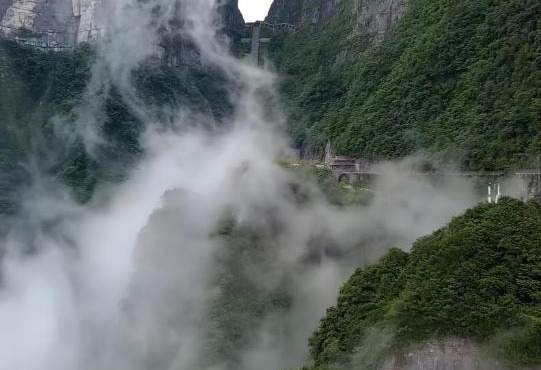 Zhangjiajie Riverside Grand Hotel-River view nearby - River view nearby - English-speaking service -Free breakfast - 5-min drive to Tianmen Peaks Cable Car