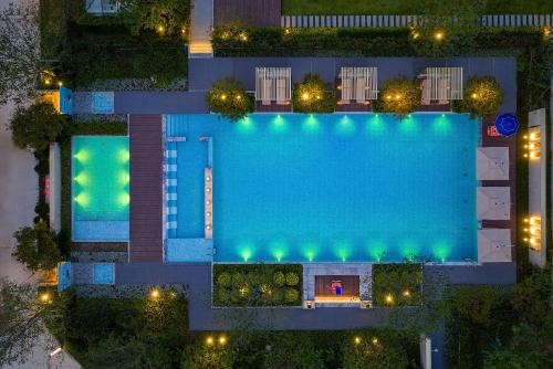 Zhangjiajie SANHE Hotel-Tea Culture Experience, Tea Tour, Free pick up service more than 2 nights,Free Shuttle Service to East Gate of Forest Park, Free Welcome Tea, Free folk costume experience,English Customer Service