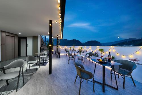 Zhangjiajie Shibajian AV Smart Hotel- Located at the east gate of Wulingyuan National Scenic Spot National Scenic Area, the hotel provides ticket agency and tour guide services for scenic spots