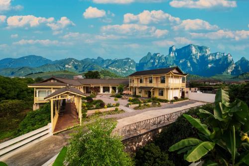 Zhangjiajie The Brookside Hotel& Tianmen National Forest Park & Free pick up service