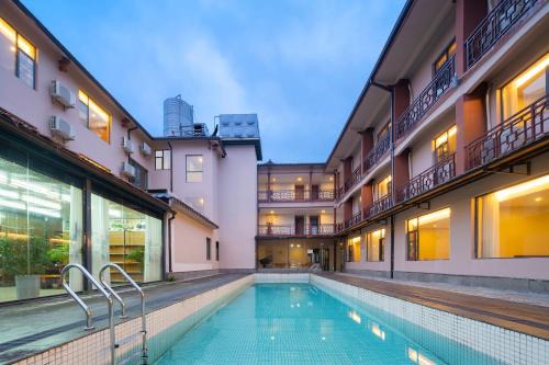 Zhangjiajie Tianchong Yunhai Courtyard Hotel-At the East gate of Zhangjiajie National Forest Park English Butler, Free Luggage Storage, Tour Plan -reserve tickets for various scenic spots-Self-Service Laundry
