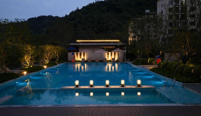 Zhangjiajie Utopia Hotel-New Hotel,English Speaking Host,Free Shuttle Service to East Gate of forest park,Free Fresh Coffee&Tea,Free Self-Service Laundry & Drying, Super-Large Swimming Pool,Tourism Service, Family and Group-friendly