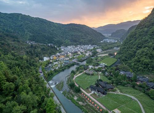 Zhangjiajie Wulingyuan L Resident Luxury Resort Near Huanglong Cave & Zhangjiajie National Forest Park - Tujia Culture experience, Free Breakfast, Free pick up service, Travel Services