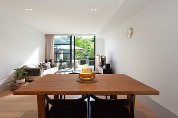 110d/5 Hadfields -L- in Erskineville
