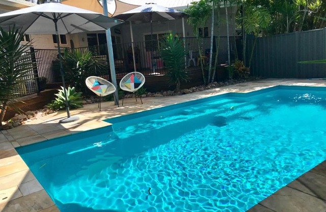 Resort feel in Picnic Bay - free wifi, air-conditioning, golf, beach!