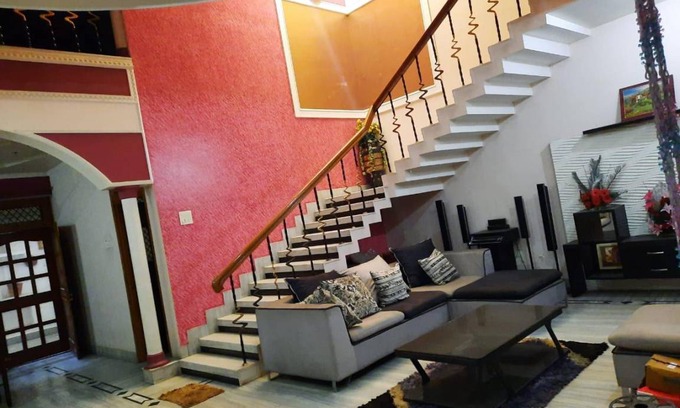 Aliganj House | 371 m² Bungalow ∙ 4 bedrooms ∙ 8 guests
