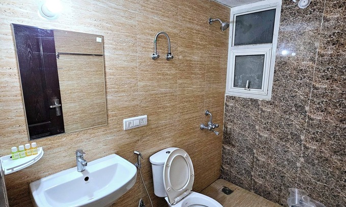 Mohangarh Apartment | Spacious 3-bedroom apartment with AC, WiFi and Kitchen in Posh area of Lucknow