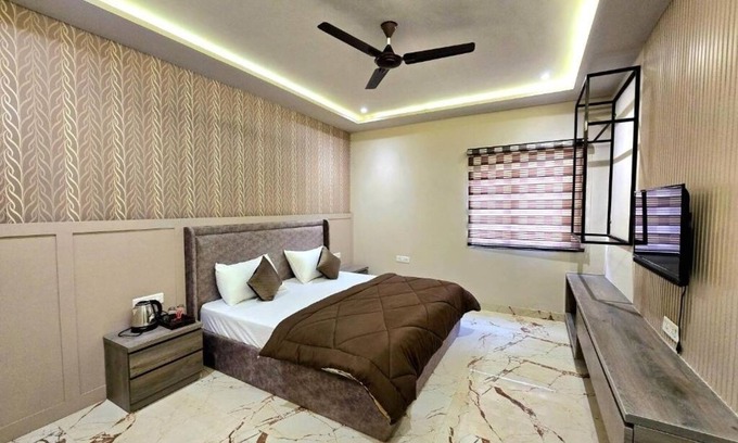 Agra House | Zipcode Stay : Deluxe King Roomn