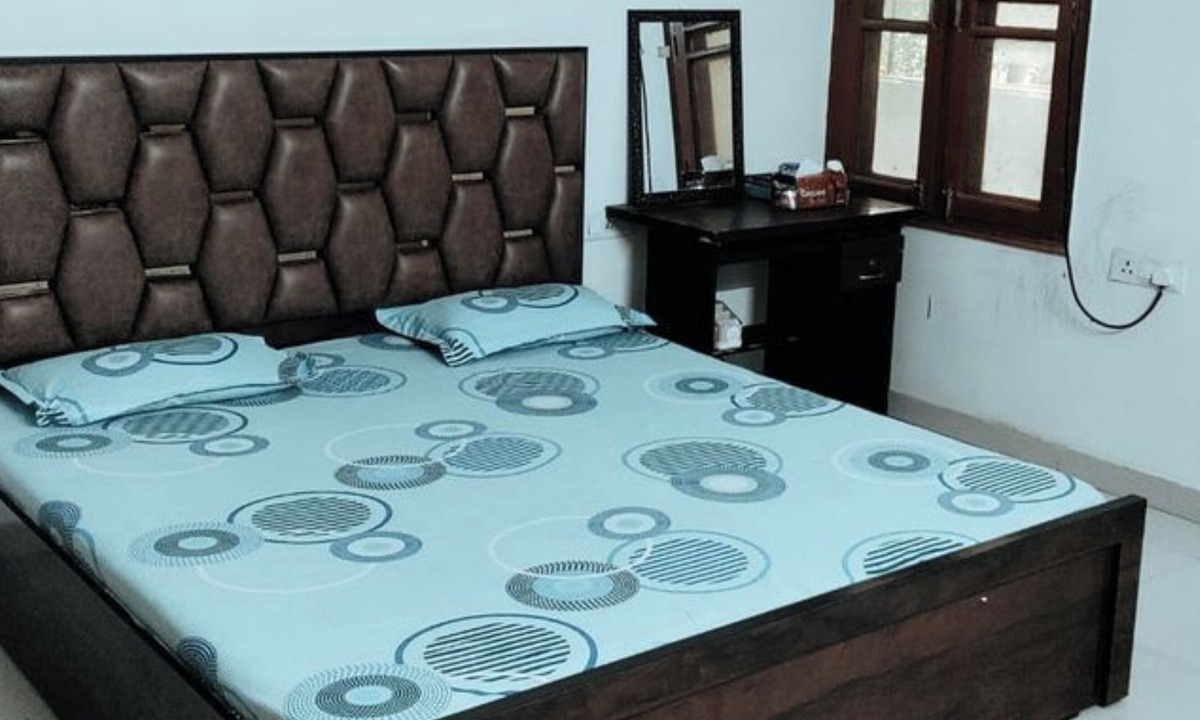 Gomti Nagar Apartment | Spacious Peaceful Apartment for Two Families in Lucknow