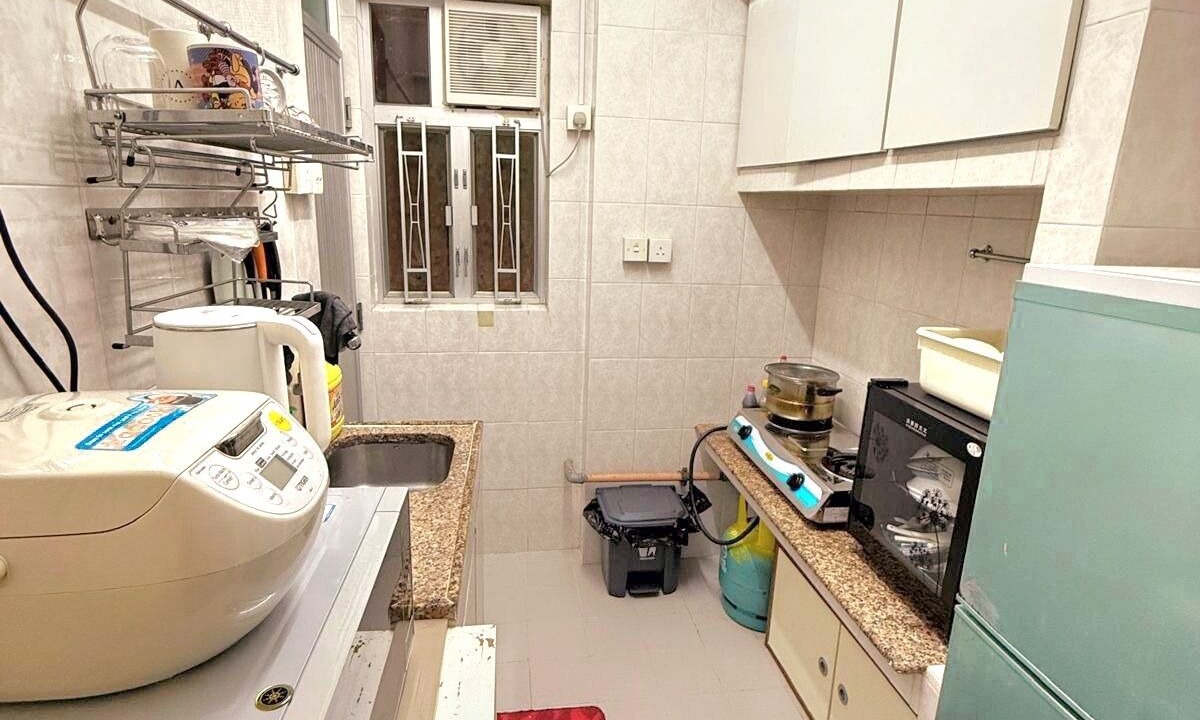 Quarry Hill Apartment | Spacious 3-bedroom apartment with living room, in awesome Kowloon tst