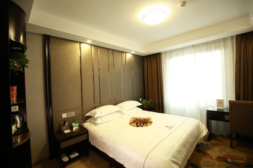 Photo of Bedroom in Mingsha Mountain and Crescent Spring