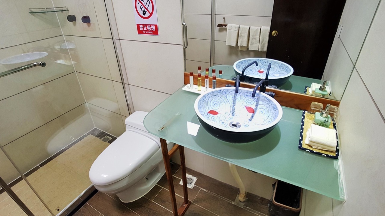 Photo of Bathroom in Ten Mile Gallery